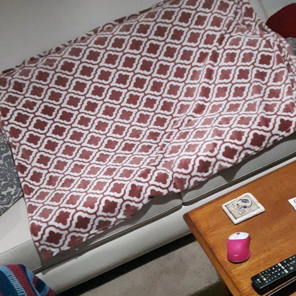 soft pink white home Styles throw blanket - Picture 3 of 4